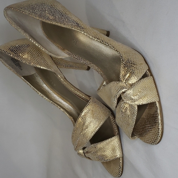 𝅺NINE WEST Gold Formal Peep Toe 2.5" Stiletto  Heel - Picture 3 of 5